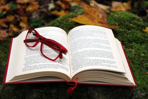 Quelle: Pixabay.com Buch geöffnet mit einer Lesebrille