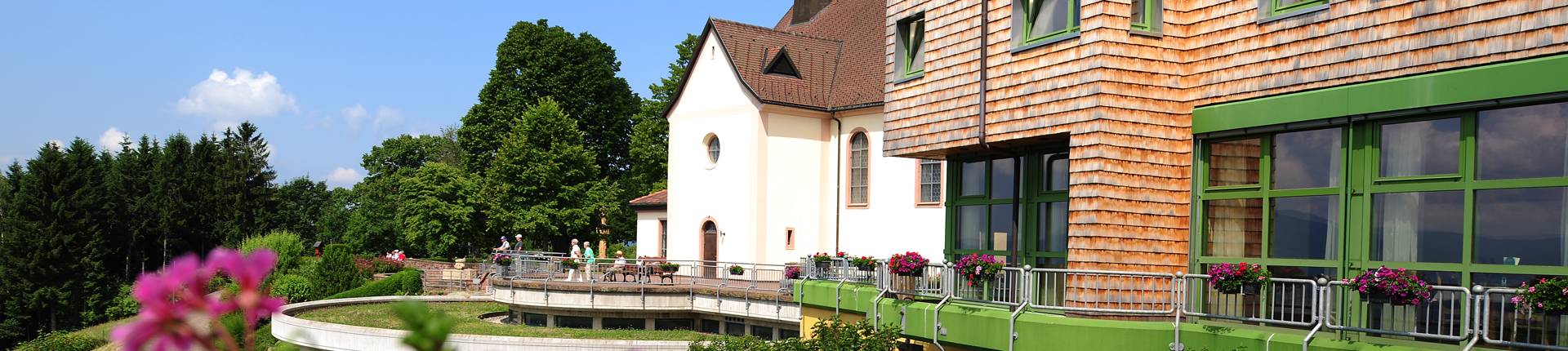 Quelle: Erzbischöfliches Seelsorgeamt Freiburg - Bildungshäuser und Familienferienstätten Aussenansicht Gebäude vom Haus Maria Lindenberg
