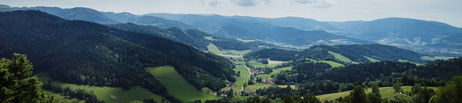 Quelle: Erzbischöfliches Seelsorgeamt Freiburg - Bildungshäuser und Familienferienstätten Haus Maria Lindenberg mit Blick in das Tal