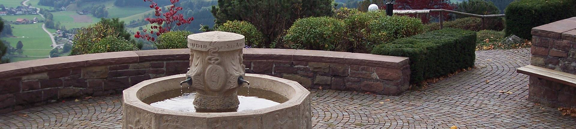 Quelle: Erzbischöfliches Seelsorgeamt Freiburg - Bildungshäuser und Familienferienstätten Haus Maria Lindenberg Gartenanlage mit Brunnen