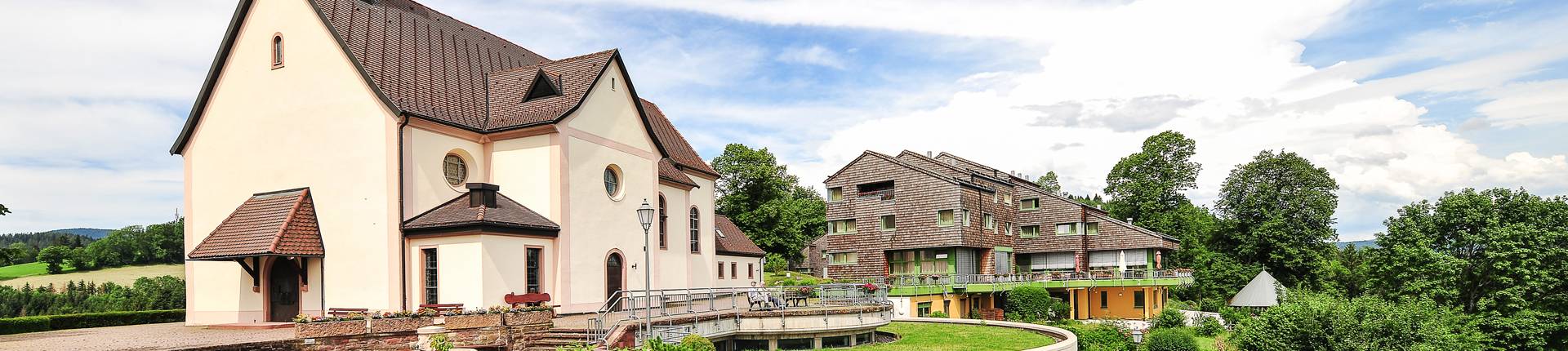 Quelle: Erzbischöfliches Seelsorgeamt Freiburg - Bildungshäuser und Familienferienstätten Haus Maria Lindenberg Aussicht mit Wallfahrtskirche