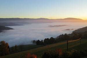 Aussicht in das wolkenbedeckte Tal von Haus Maria Lindenberg Schwarzwald